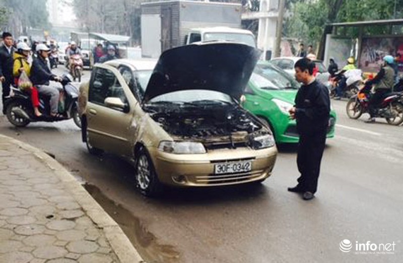 Xế hộp bốc cháy dữ dội giữa đường phố Hà Nội - ảnh 6