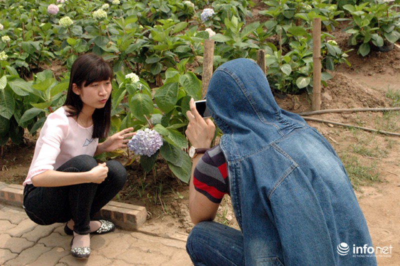 Người dân Hà Nội thích thú đi chụp ảnh với mô hình chủ quyền biển đảo - ảnh 10