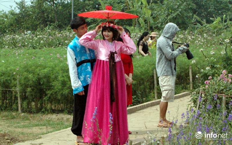 Người dân Hà Nội thích thú đi chụp ảnh với mô hình chủ quyền biển đảo - ảnh 11