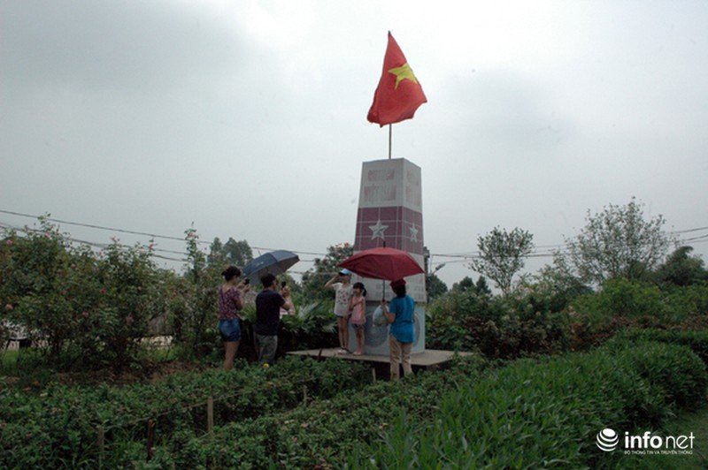 Người dân Hà Nội thích thú đi chụp ảnh với mô hình chủ quyền biển đảo - ảnh 1