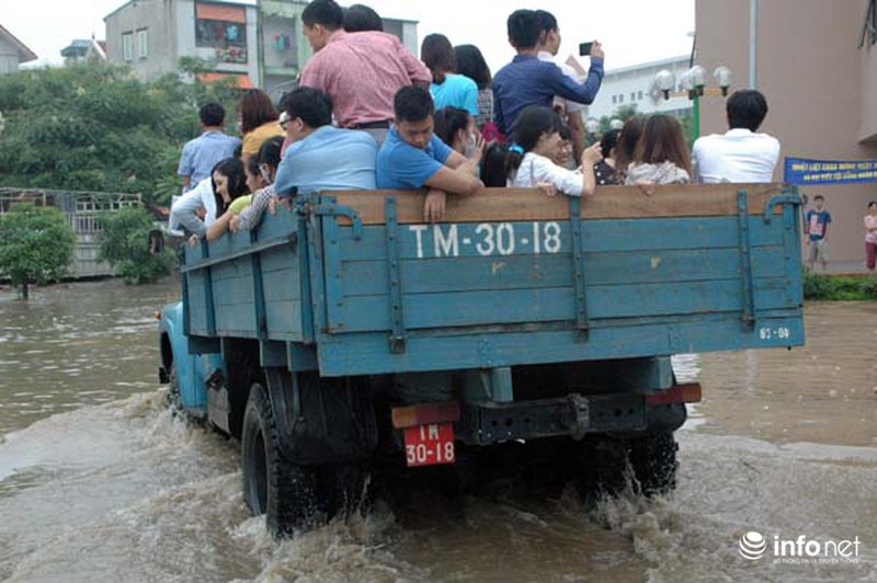 Dân chung cư khốn khổ sau cơn mưa lớn - ảnh 14