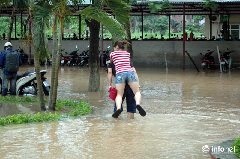 Dân chung cư khốn khổ sau cơn mưa lớn - ảnh 7