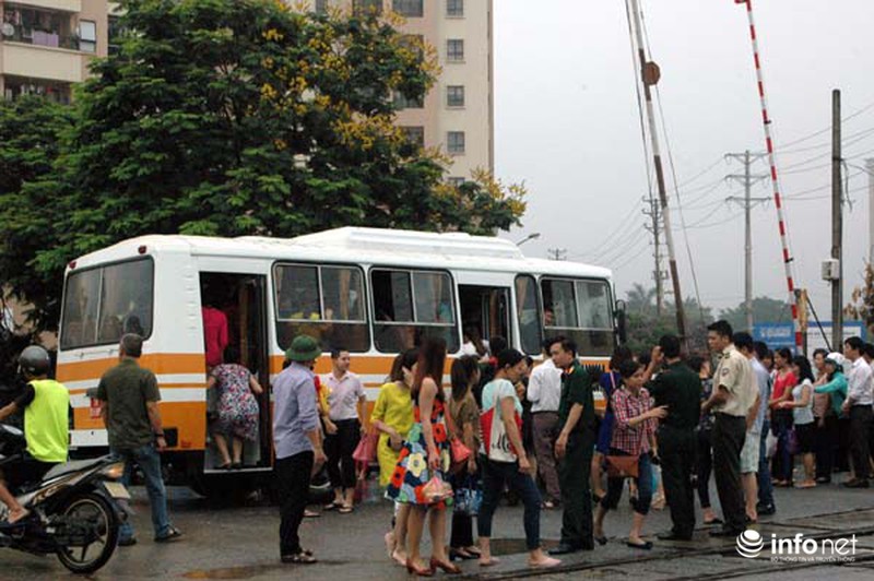 Dân chung cư khốn khổ sau cơn mưa lớn - ảnh 11