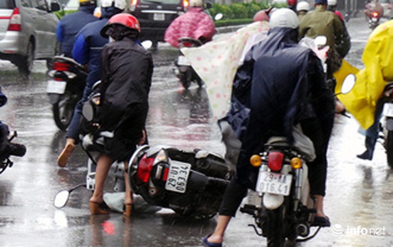 Hà Nội: Gió bão quật ngã hàng trăm người đi xe máy trên phố - ảnh 1