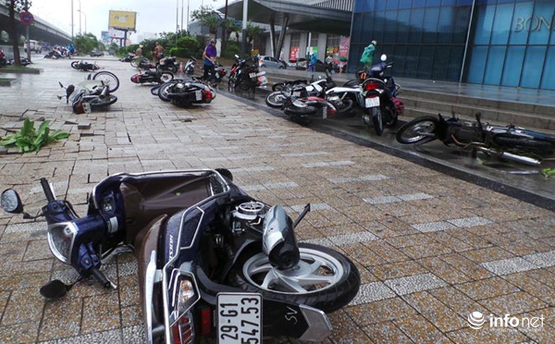 Hà Nội: Gió bão quật ngã hàng trăm người đi xe máy trên phố - ảnh 10