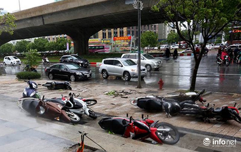 Hà Nội: Gió bão quật ngã hàng trăm người đi xe máy trên phố - ảnh 11