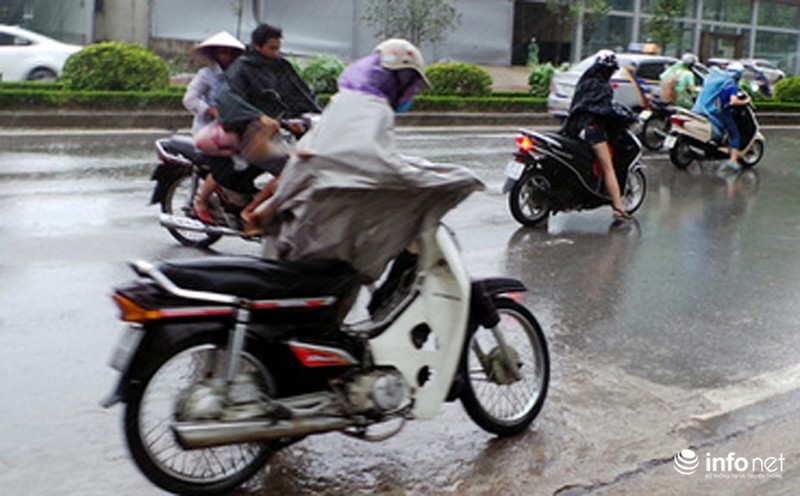 Hà Nội: Gió bão quật ngã hàng trăm người đi xe máy trên phố - ảnh 2
