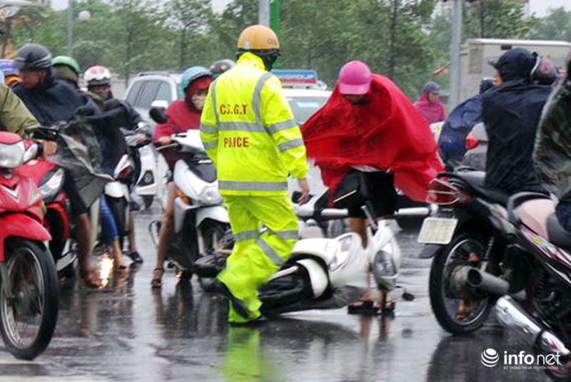 Hà Nội: Gió bão quật ngã hàng trăm người đi xe máy trên phố - ảnh 3