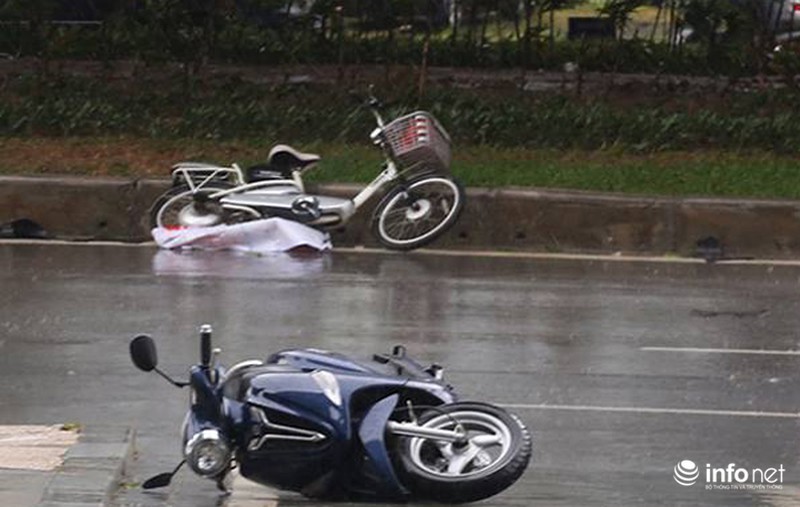 Hà Nội: Gió bão quật ngã hàng trăm người đi xe máy trên phố - ảnh 5