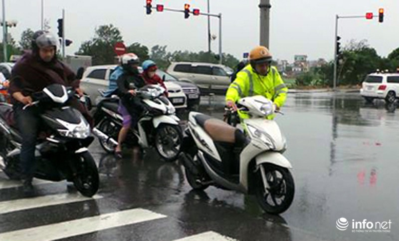 Hà Nội: Gió bão quật ngã hàng trăm người đi xe máy trên phố - ảnh 6