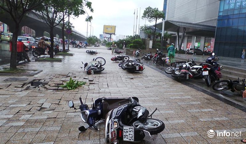 Hà Nội: Gió bão quật ngã hàng trăm người đi xe máy trên phố - ảnh 7