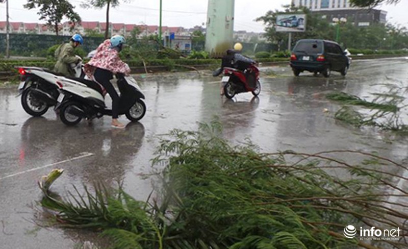 Hà Nội: Gió bão quật ngã hàng trăm người đi xe máy trên phố - ảnh 8