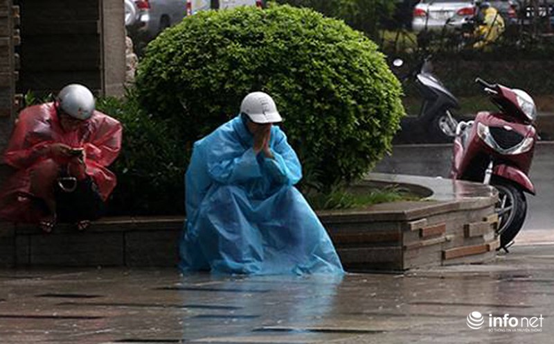 Hà Nội: Gió bão quật ngã hàng trăm người đi xe máy trên phố - ảnh 9