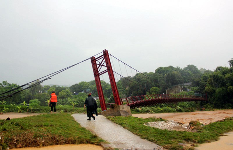 Mưa, lũ quét Lào Cai 12 người chết và mất tích: Tăng cường lực lượng ứng cứu - ảnh 2