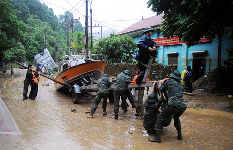 Mưa, lũ quét Lào Cai 12 người chết và mất tích: Tăng cường lực lượng ứng cứu - ảnh 3
