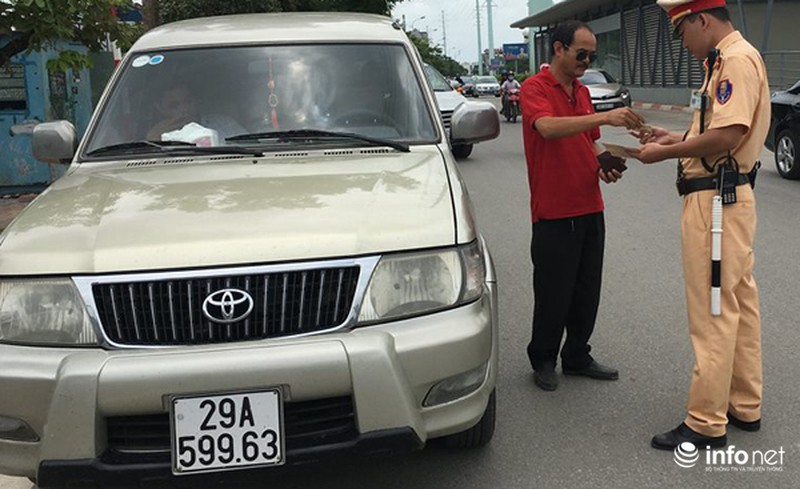CSGT lập chốt xử lý “ma men”: Có người uống 2 cốc bia, bị phạt gần 20 triệu - ảnh 1