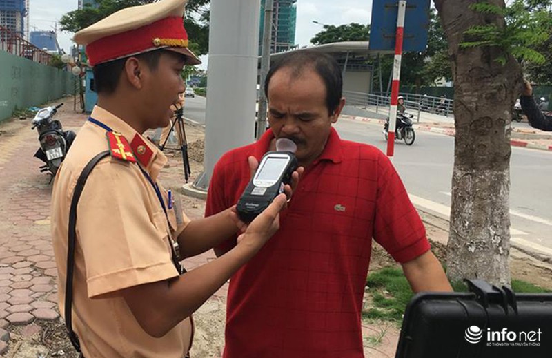 CSGT lập chốt xử lý “ma men”: Có người uống 2 cốc bia, bị phạt gần 20 triệu - ảnh 2