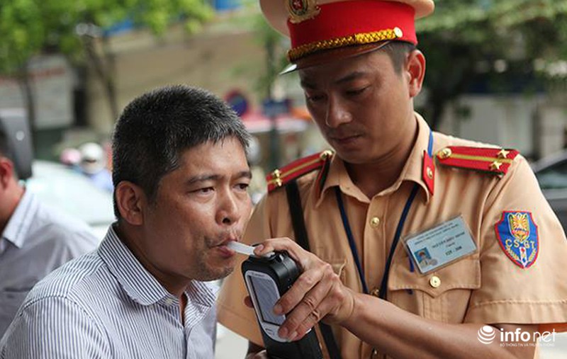 CSGT lập chốt xử lý “ma men”: Có người uống 2 cốc bia, bị phạt gần 20 triệu - ảnh 3