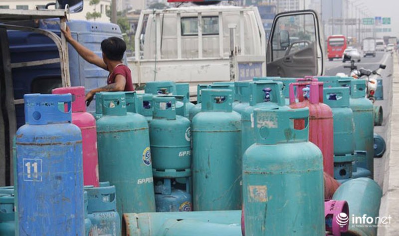 Xe tải chở gas lật trên đường cao tốc trên cao, giao thông kẹt cứng hàng km - ảnh 7