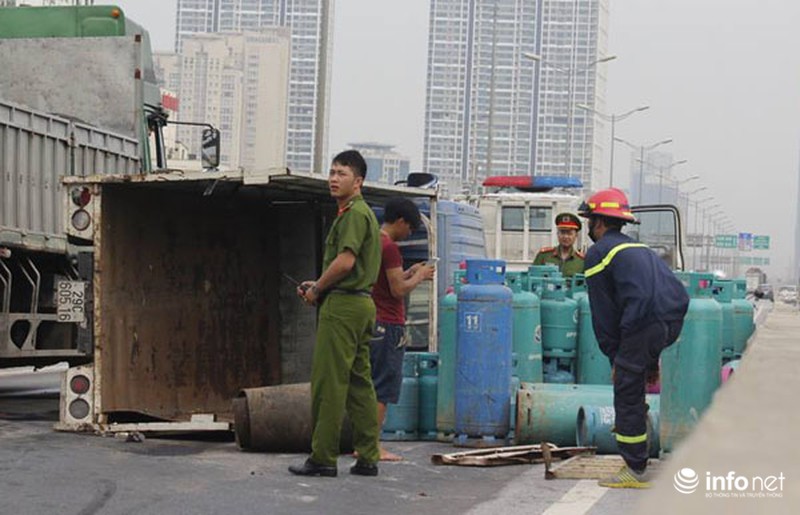 Xe tải chở gas lật trên đường cao tốc trên cao, giao thông kẹt cứng hàng km - ảnh 8