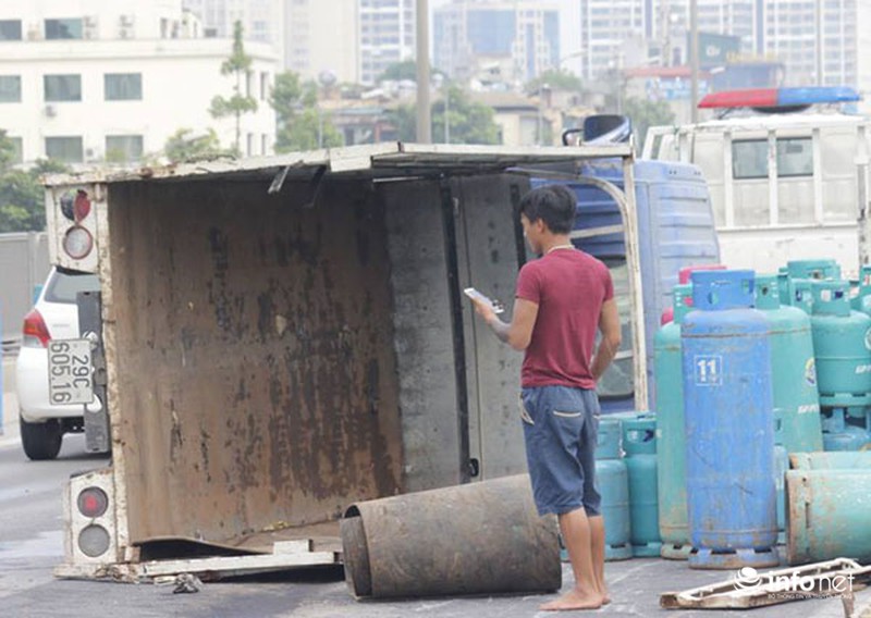 Xe tải chở gas lật trên đường cao tốc trên cao, giao thông kẹt cứng hàng km - ảnh 9