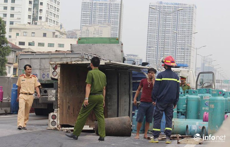Xe tải chở gas lật trên đường cao tốc trên cao, giao thông kẹt cứng hàng km - ảnh 10