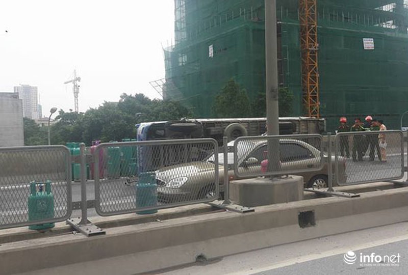 Xe tải chở gas lật trên đường cao tốc trên cao, giao thông kẹt cứng hàng km - ảnh 1