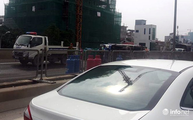 Xe tải chở gas lật trên đường cao tốc trên cao, giao thông kẹt cứng hàng km - ảnh 3