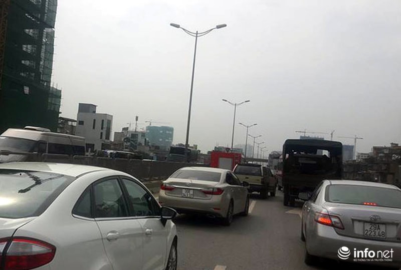 Xe tải chở gas lật trên đường cao tốc trên cao, giao thông kẹt cứng hàng km - ảnh 4