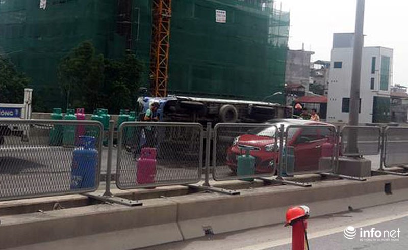 Xe tải chở gas lật trên đường cao tốc trên cao, giao thông kẹt cứng hàng km - ảnh 5