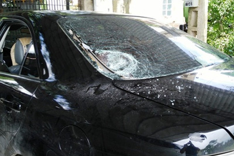 Giữa ban ngày, gần 20 thanh niên mang súng, dao kiếm tấn công nhà dân - ảnh 3