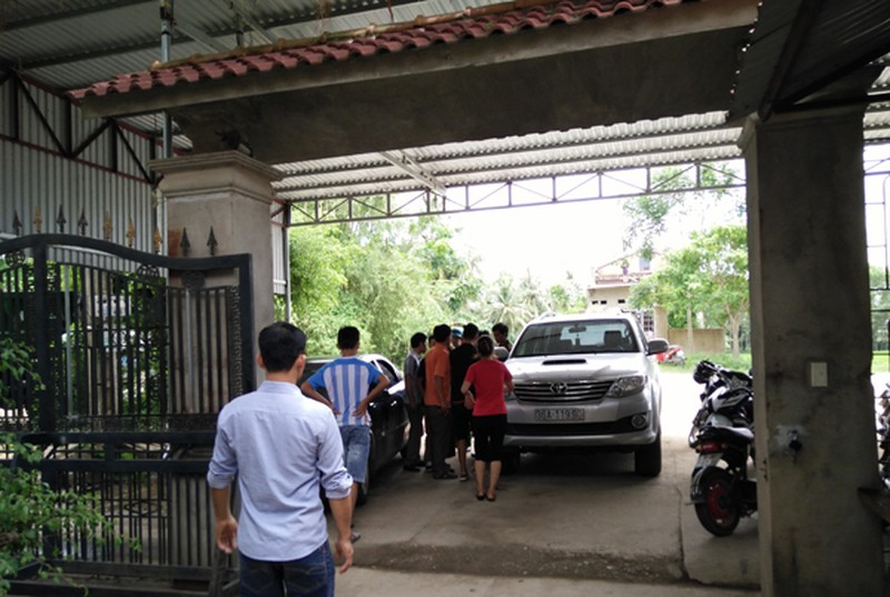 Giữa ban ngày, gần 20 thanh niên mang súng, dao kiếm tấn công nhà dân - ảnh 4