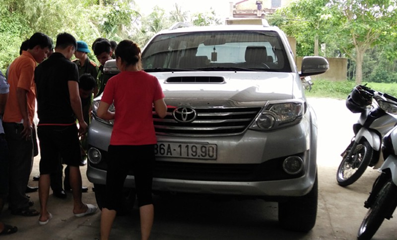 Giữa ban ngày, gần 20 thanh niên mang súng, dao kiếm tấn công nhà dân - ảnh 5