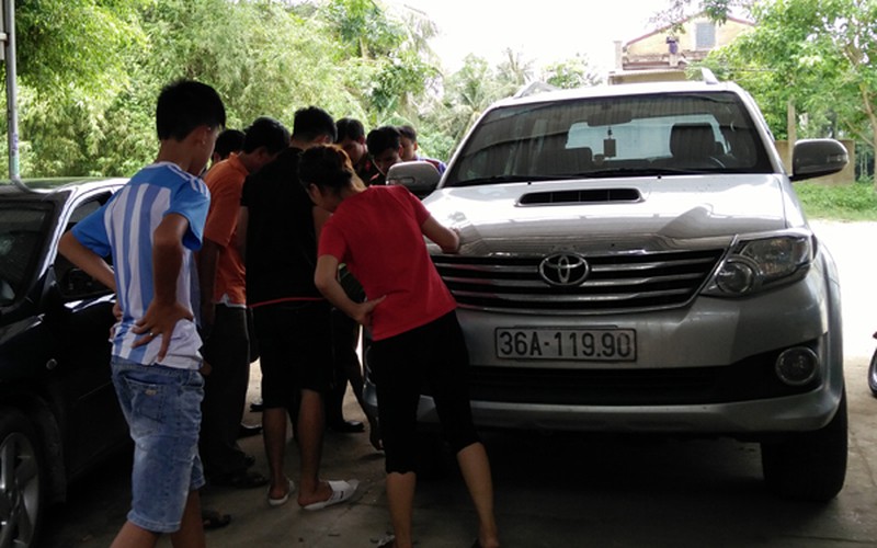 Giữa ban ngày, gần 20 thanh niên mang súng, dao kiếm tấn công nhà dân - ảnh 6