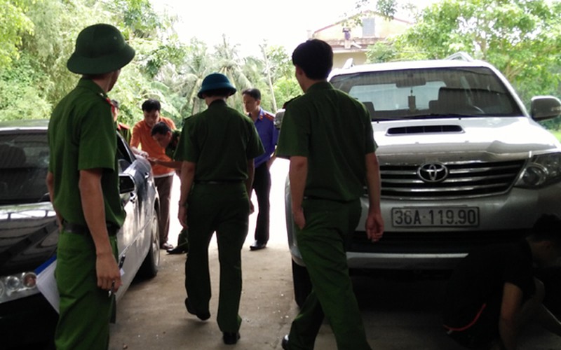 Giữa ban ngày, gần 20 thanh niên mang súng, dao kiếm tấn công nhà dân - ảnh 7