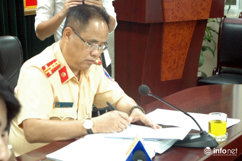 CSGT Thủ đô bảo vệ trật tự 3 vòng quanh khu phố đi bộ hồ Hoàn Kiếm - ảnh 1