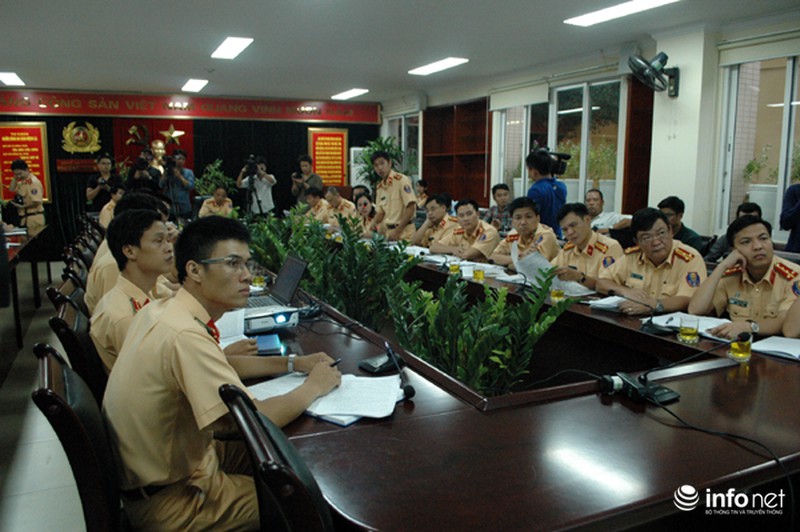 CSGT Thủ đô bảo vệ trật tự 3 vòng quanh khu phố đi bộ hồ Hoàn Kiếm - ảnh 2