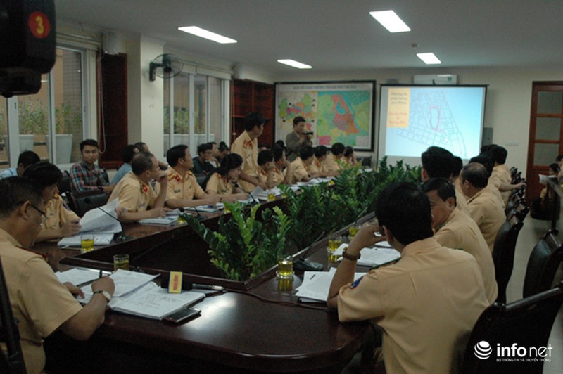 CSGT Thủ đô bảo vệ trật tự 3 vòng quanh khu phố đi bộ hồ Hoàn Kiếm - ảnh 4