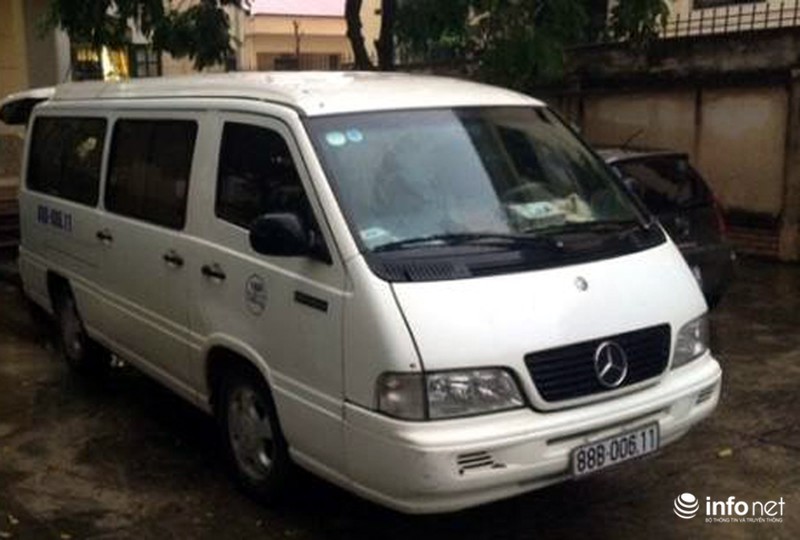 Vận chuyển gỗ sưa không nguồn gốc lúc nửa đêm bị CSGT bắt - ảnh 1