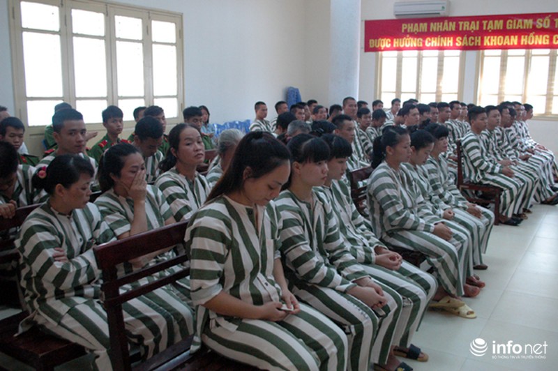 Bố ôm chặt hai con gái ngoài cánh cổng trại giam - ảnh 5