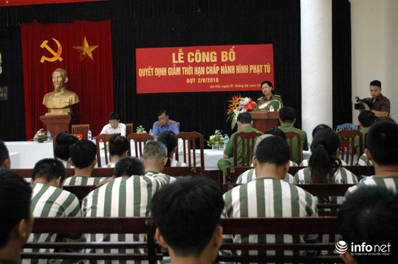 Bố ôm chặt hai con gái ngoài cánh cổng trại giam - ảnh 1
