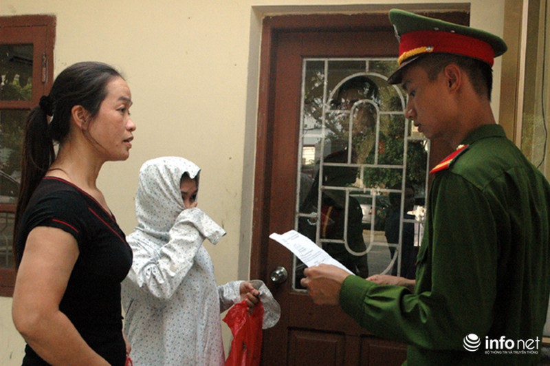 Bố ôm chặt hai con gái ngoài cánh cổng trại giam - ảnh 4