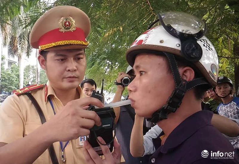 Người đàn ông đi đón con bị lực lượng CSGT xử phạt 3,5 triệu đồng - ảnh 6