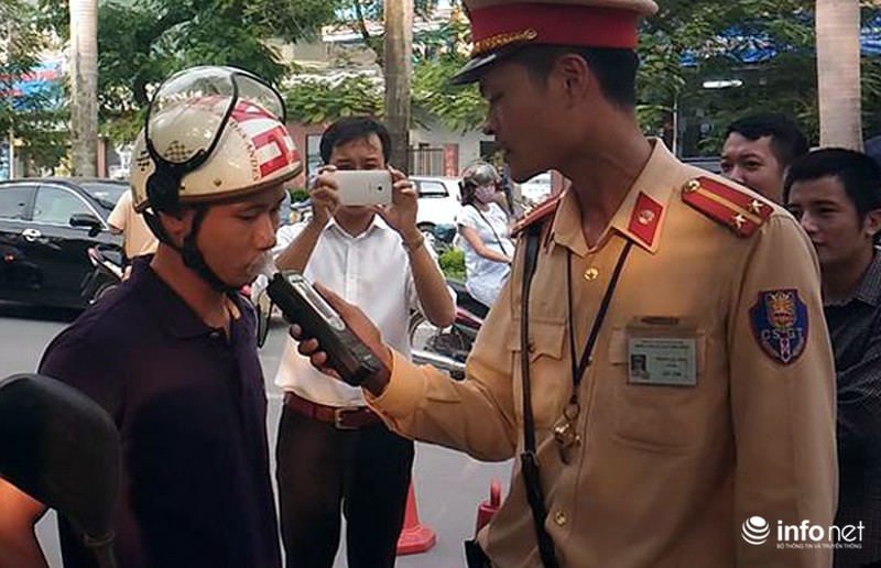 Người đàn ông đi đón con bị lực lượng CSGT xử phạt 3,5 triệu đồng - ảnh 7