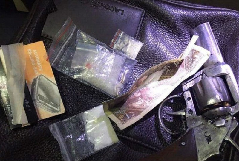 Bắt giữ đối tượng mang súng đã lắp sẵn đạn trong người - ảnh 1