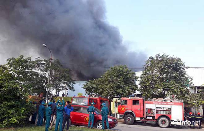 Cháy kho ván ép ở khu công nghiệp Ngọc Hồi, cột khói dựng cao hơn 10m - ảnh 3