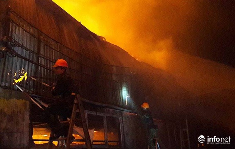 Đang cháy dữ dội ở khu công nghiệp La Phù - ảnh 1