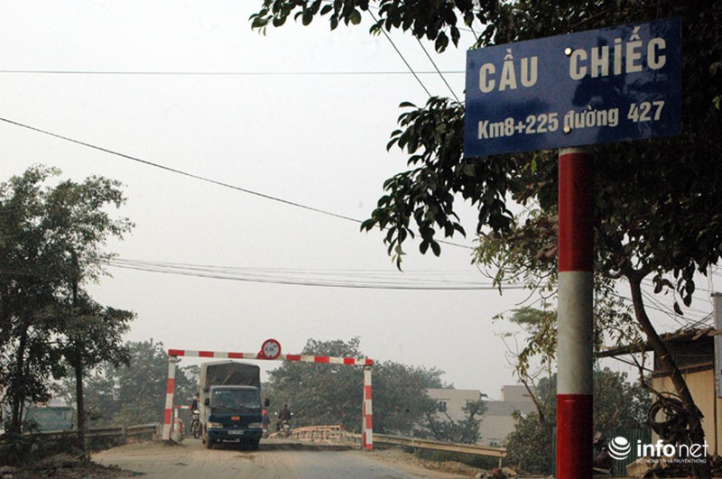 Thót tim nhìn người dân “chèo” phương tiện qua cầu trên sông Nhuệ - ảnh 1
