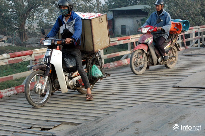 Thót tim nhìn người dân “chèo” phương tiện qua cầu trên sông Nhuệ - ảnh 6