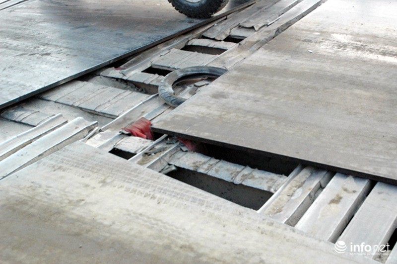 Thót tim nhìn người dân “chèo” phương tiện qua cầu trên sông Nhuệ - ảnh 9